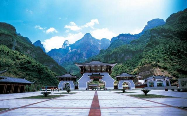 西安出發(fā)貴州湖南8日自駕游：西江千戶(hù)苗寨-芙蓉鎮(zhèn)-張家界-黃龍洞8日自駕游